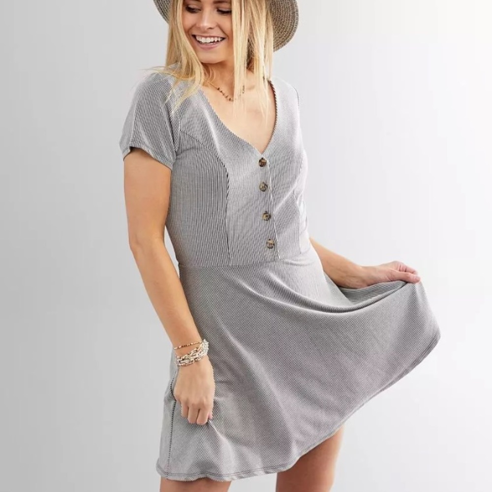 Daytrip~Black‎ & White Striped Fit & Flare V-Neck Ribbed Knit Dress~Sz M